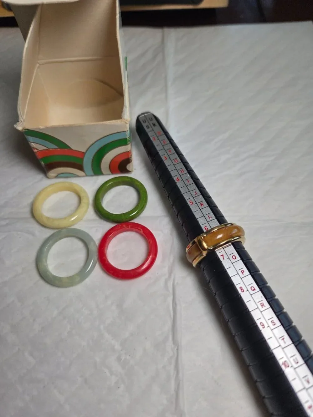 VINTAGE 1977 AVON COLOR GO ROUND BAKELITE RING SET WITH BOX - COMPLETE SET! - Picture 5 of 5